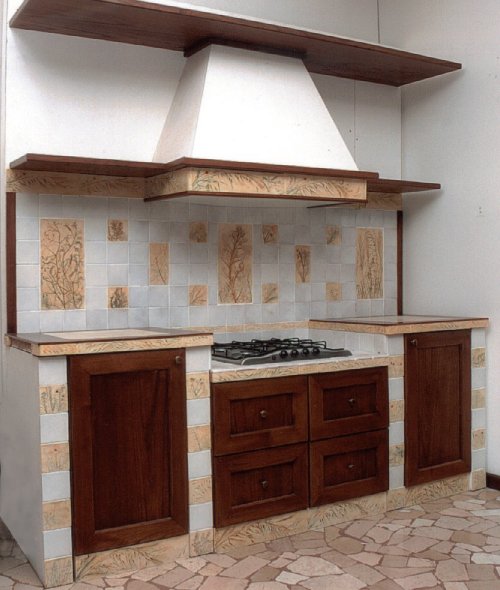 Cucina in legno massello e piastrelle